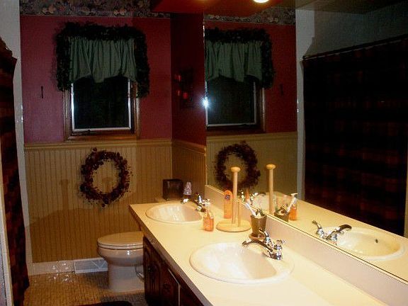 Dual Sinks in Bathroom!