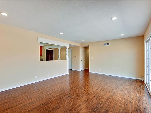 4th image of 924 N Sacramento Ave