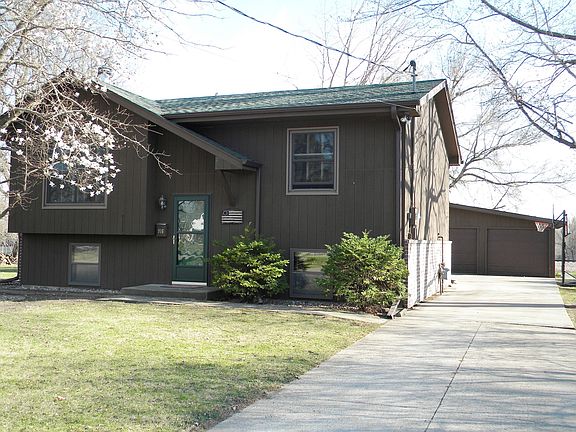 4th image of 916 10th Ave E