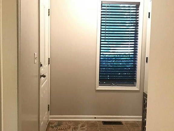 2nd image of 1905 Lakeview Dr