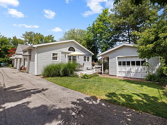 3rd image of 352 N Willow Dale Rd