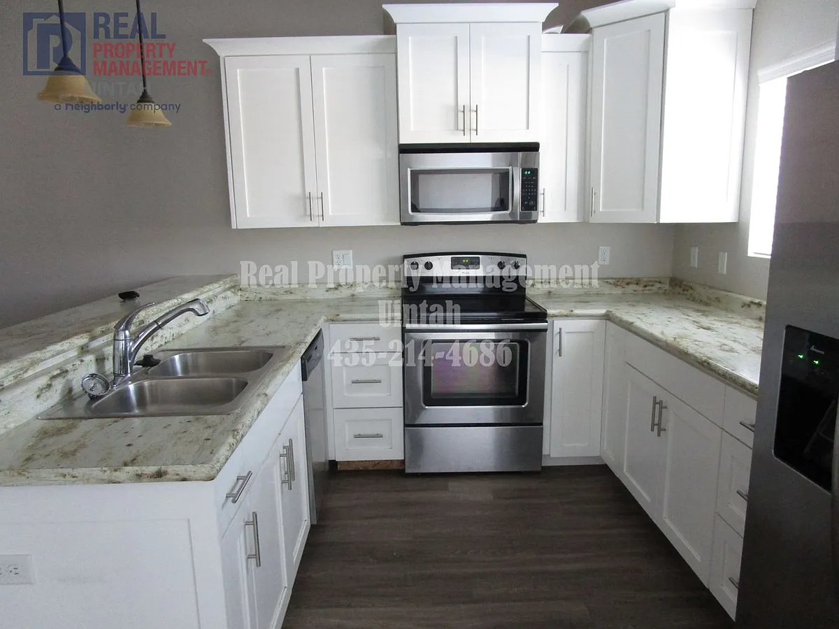 Building Photo - 429 E Red Fox Ln