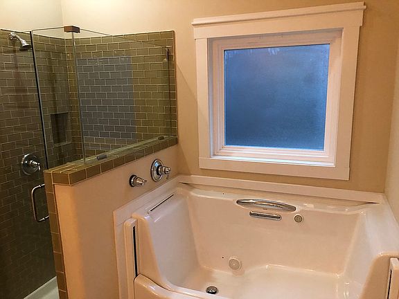 Master bath w/ walk-in tub