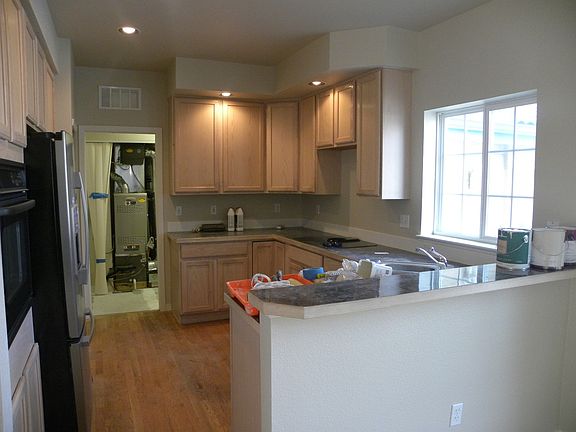 Fantastic open kitchen w/ all appliances