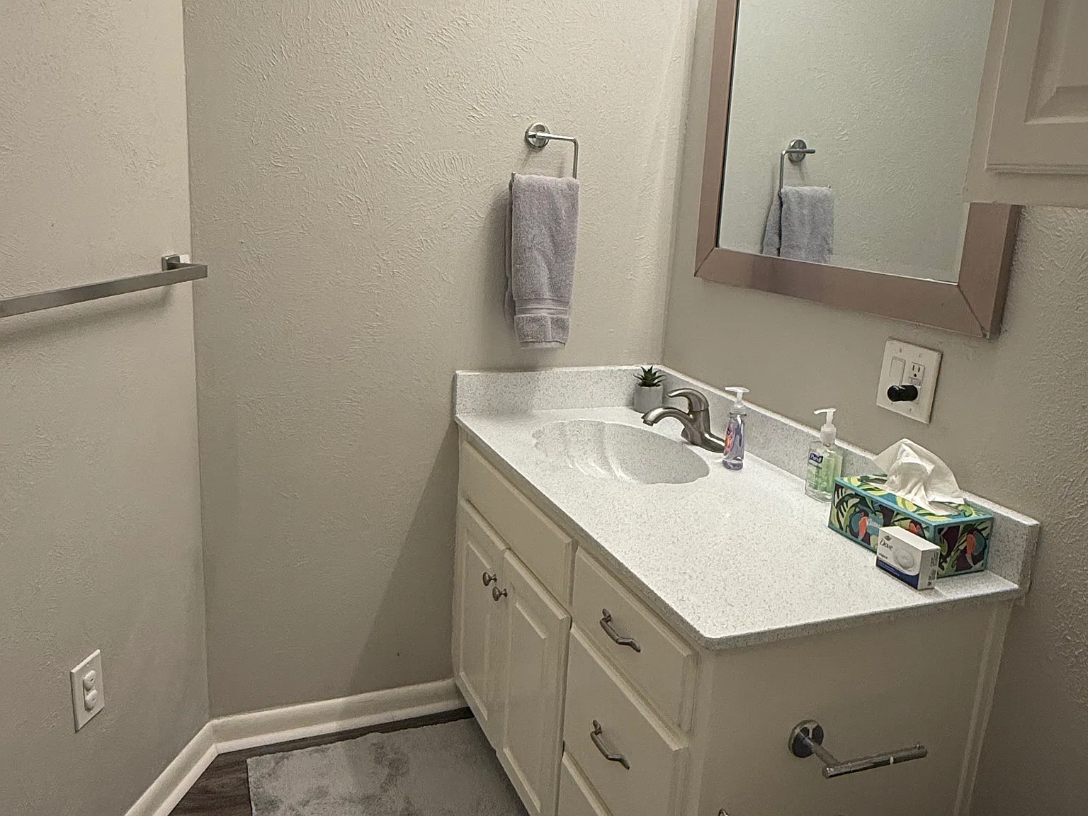 406 S Baker St — Photo 4