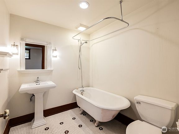 5th image of 5626 Roosevelt Way NE #B