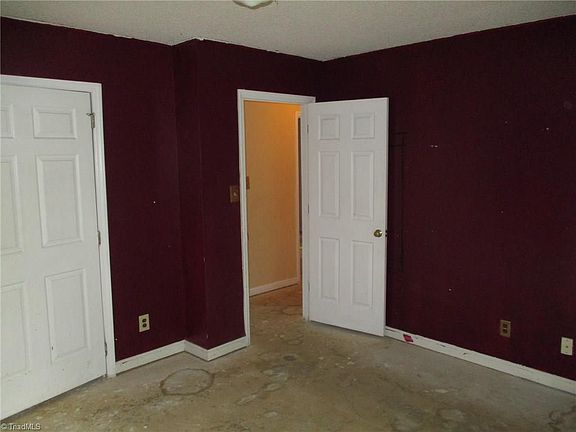 4th image of 7 Loney Cir