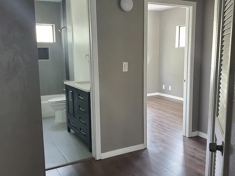 902 N Pass Ave — Photo 9