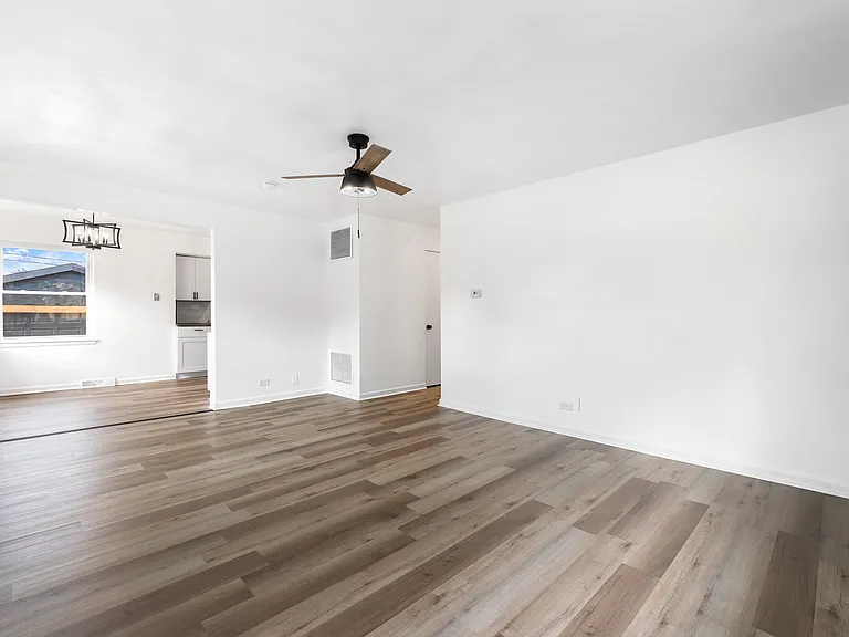 182 W 29th Pl — Photo 4