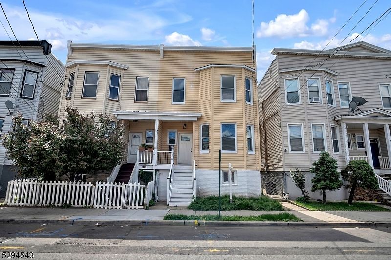 1st image of 326 S Spring St
