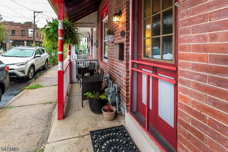 2 bed, 1.0 bath, 826 sqft, $2,550 — Photo 2