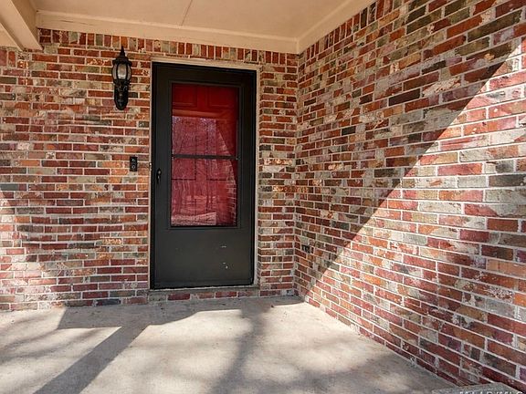 3rd image of 924 Old Salem Rd