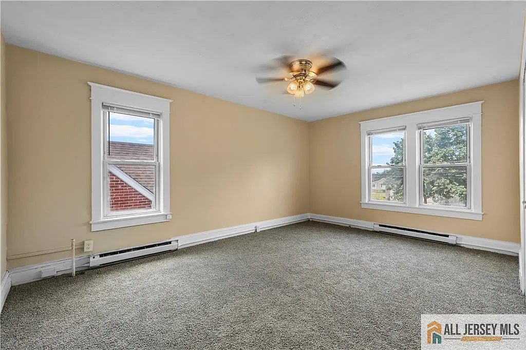3 bed, 1.0 bath, 2608 sqft, $2,400 — Photo 3