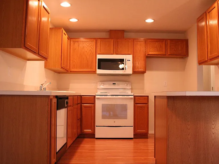 375 W 8th St — Photo 8