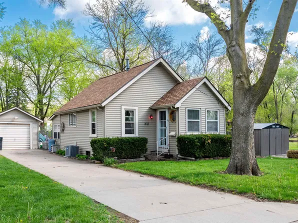 1613 Willow St, Pekin, IL 61554