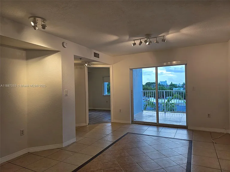 637 SW 3rd St #404 — Photo 4