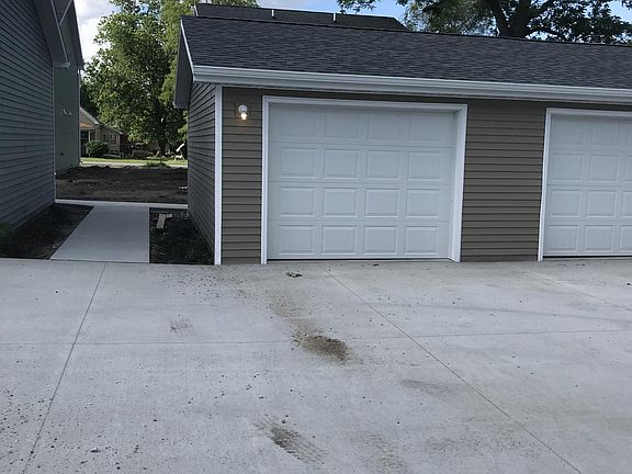 5th image of 784 Maple St