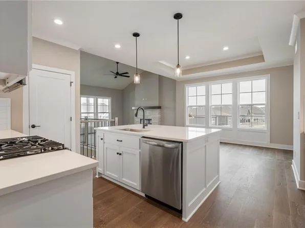 8209 Aurora St, Lenexa, KS 66220