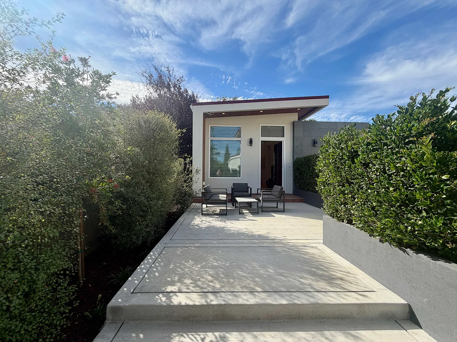 2 bed, 1.5 bath, 1000 sqft, $10,000 — Photo 3