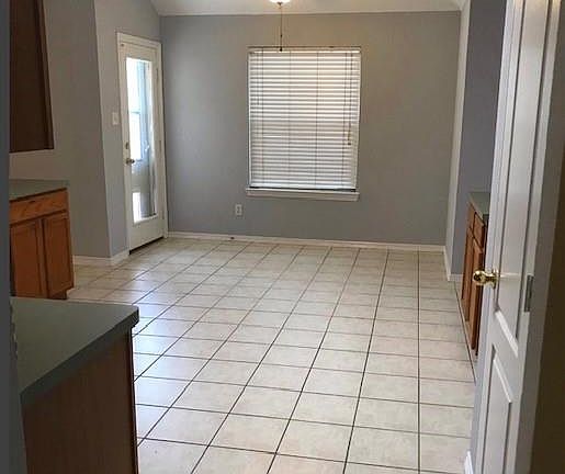 5th image of 932 Virginia Ln