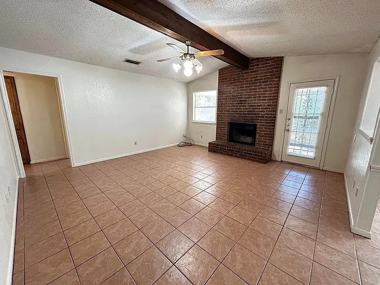 215 Bridle Dr — Photo 2