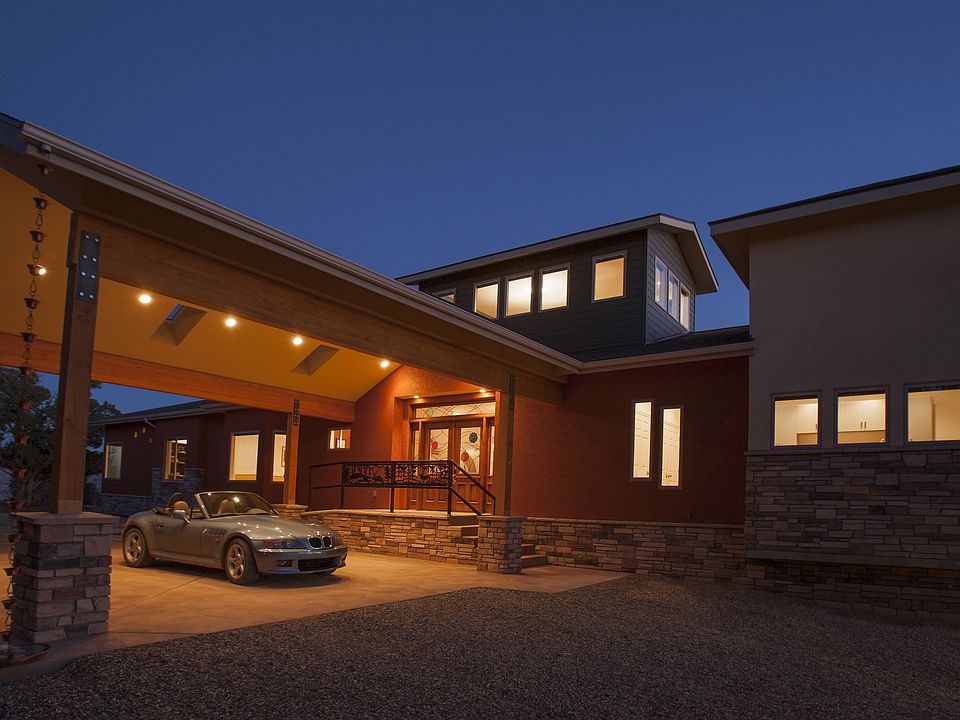 Front of house w/porte coche