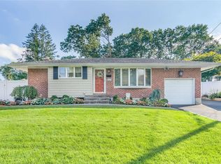 18 Donna Ln, Commack, NY 11725