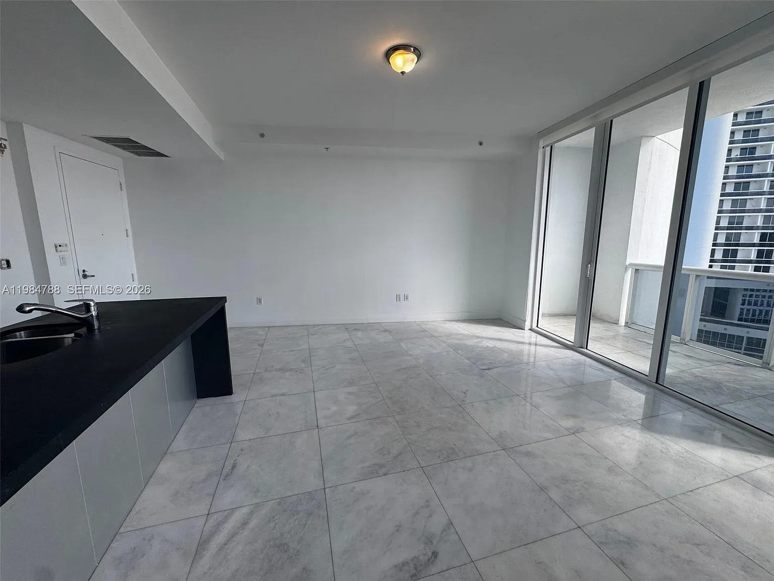 Trump Royale Condo — Photo 3