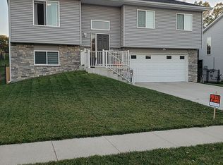 1014 Mockingbird Dr, Carroll, IA 51401