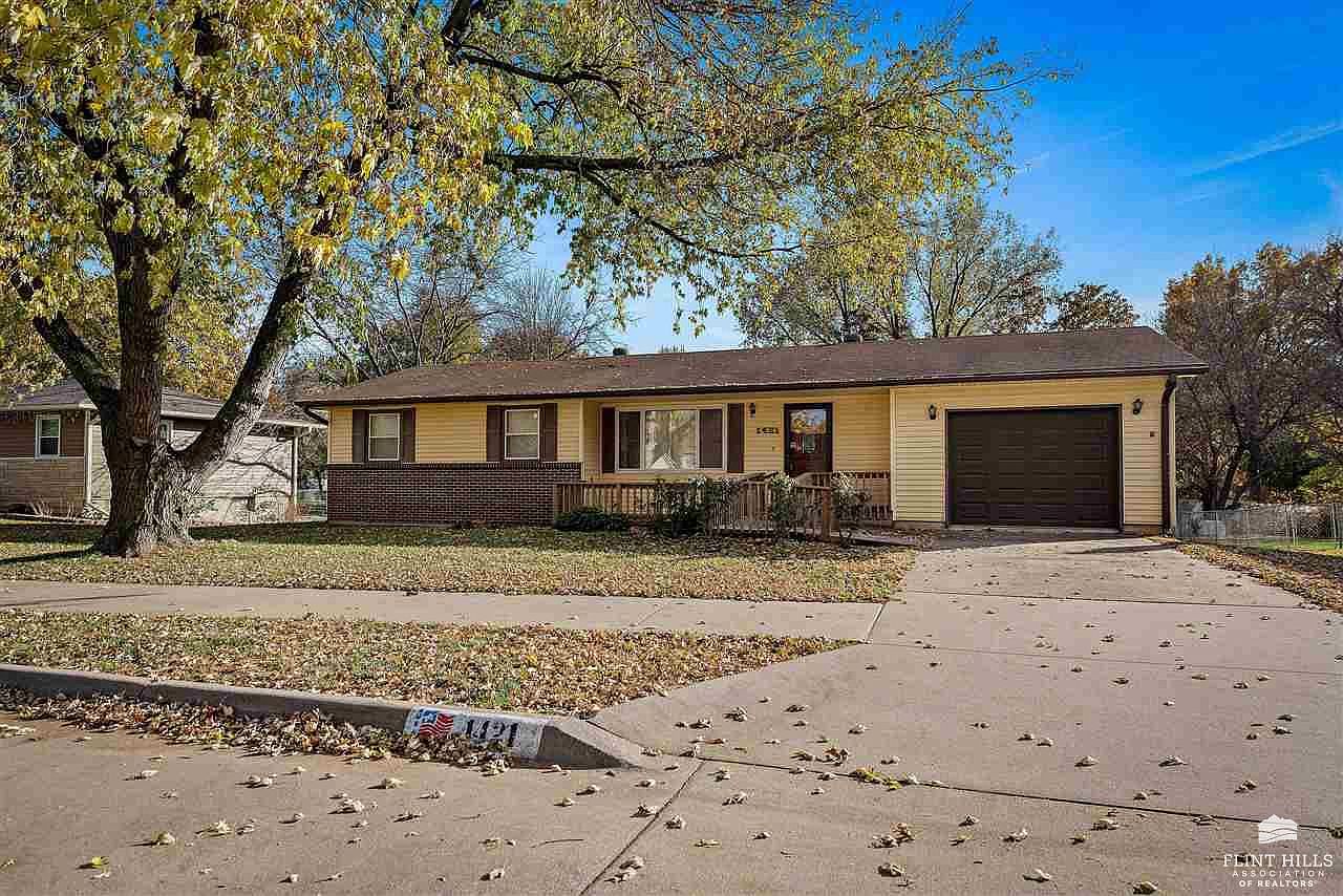 1421 Julie Dr, Wamego, KS 66547 MLS 20232856 Zillow