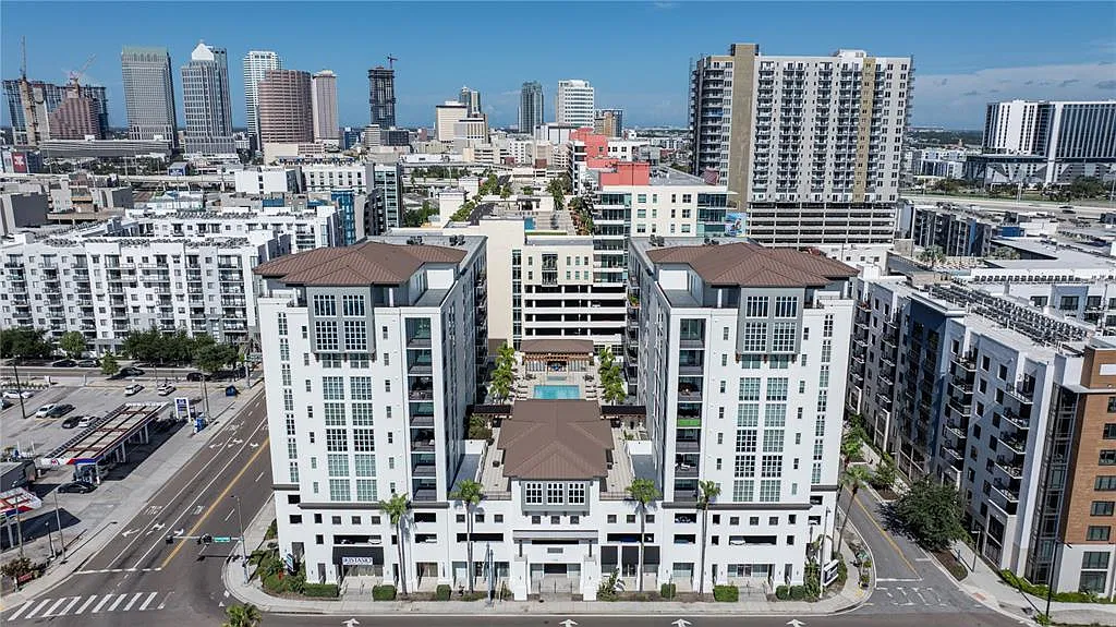2 bed, 2.0 bath, 1749 sqft, $3,900 — Photo 1