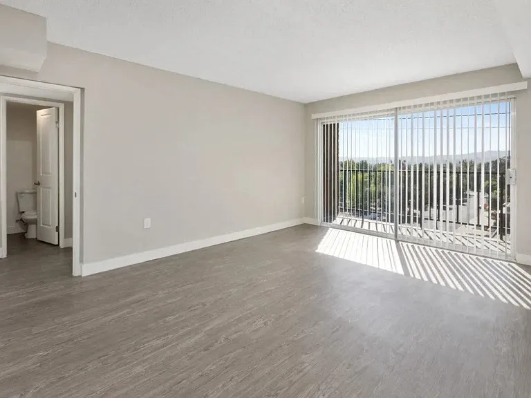 Amanda Regency Apartments — Photo 3
