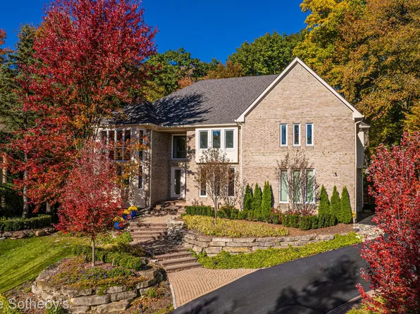 7597 Knoll Crest Dr, West Bloomfield, MI 48322