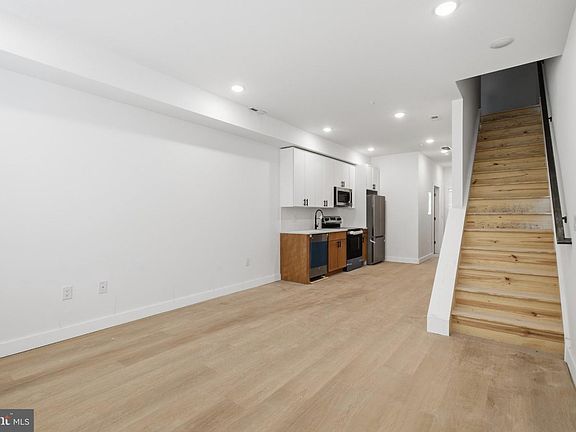 3rd image of 1542 W York St #2