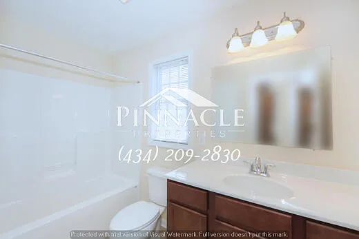Upstairs Full Bathroom