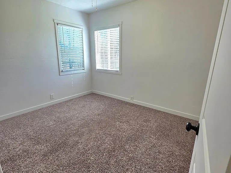 1123 Hawthorne Ave — Photo 5