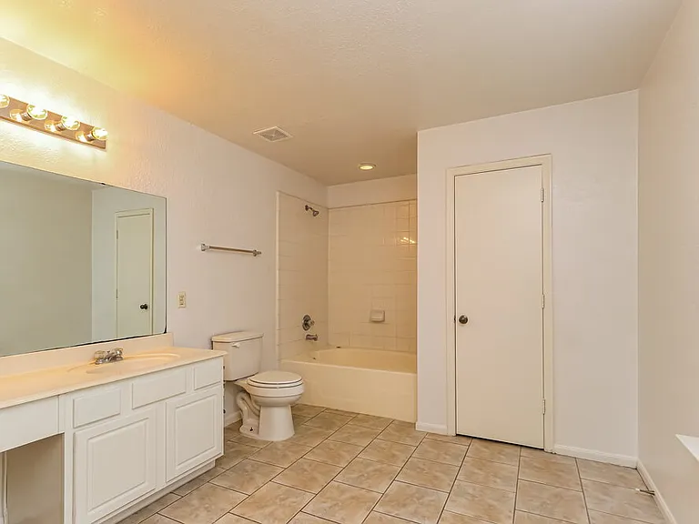 21202 Allenham Ct — Photo 13