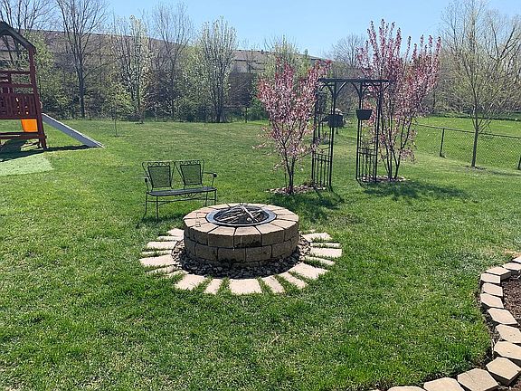 4th image of 1712 Apple Dr