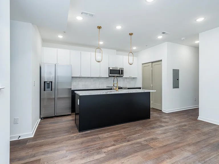 608 S American St #7 — Photo 5
