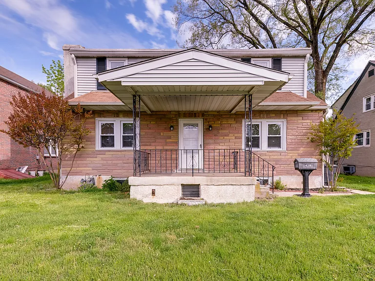 429 Manor Ave — Photo 1