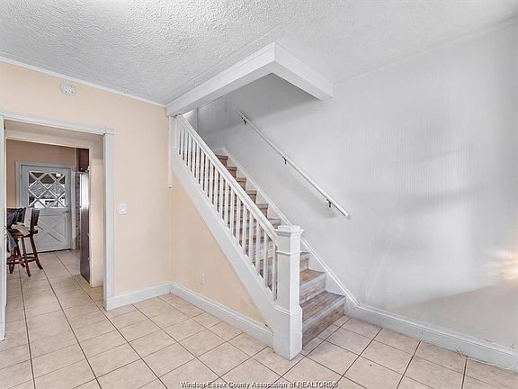 3rd image of 836 Elliott St E