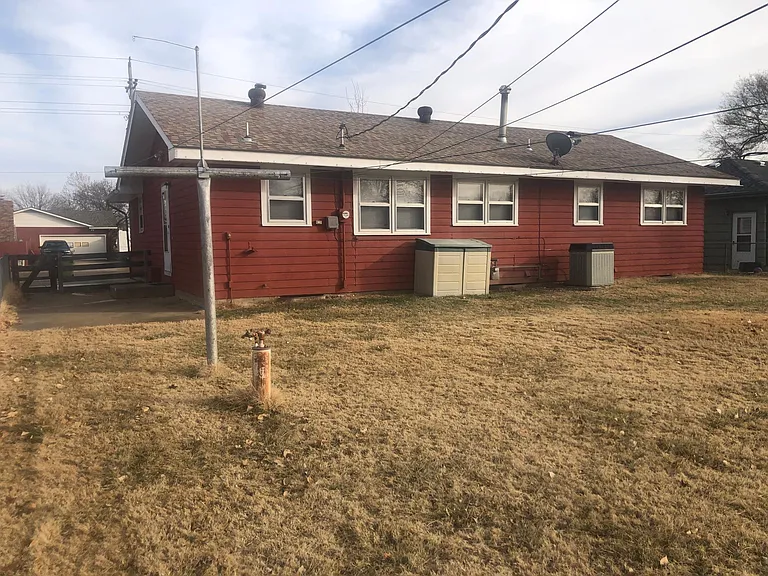2076 Roach St — Photo 2