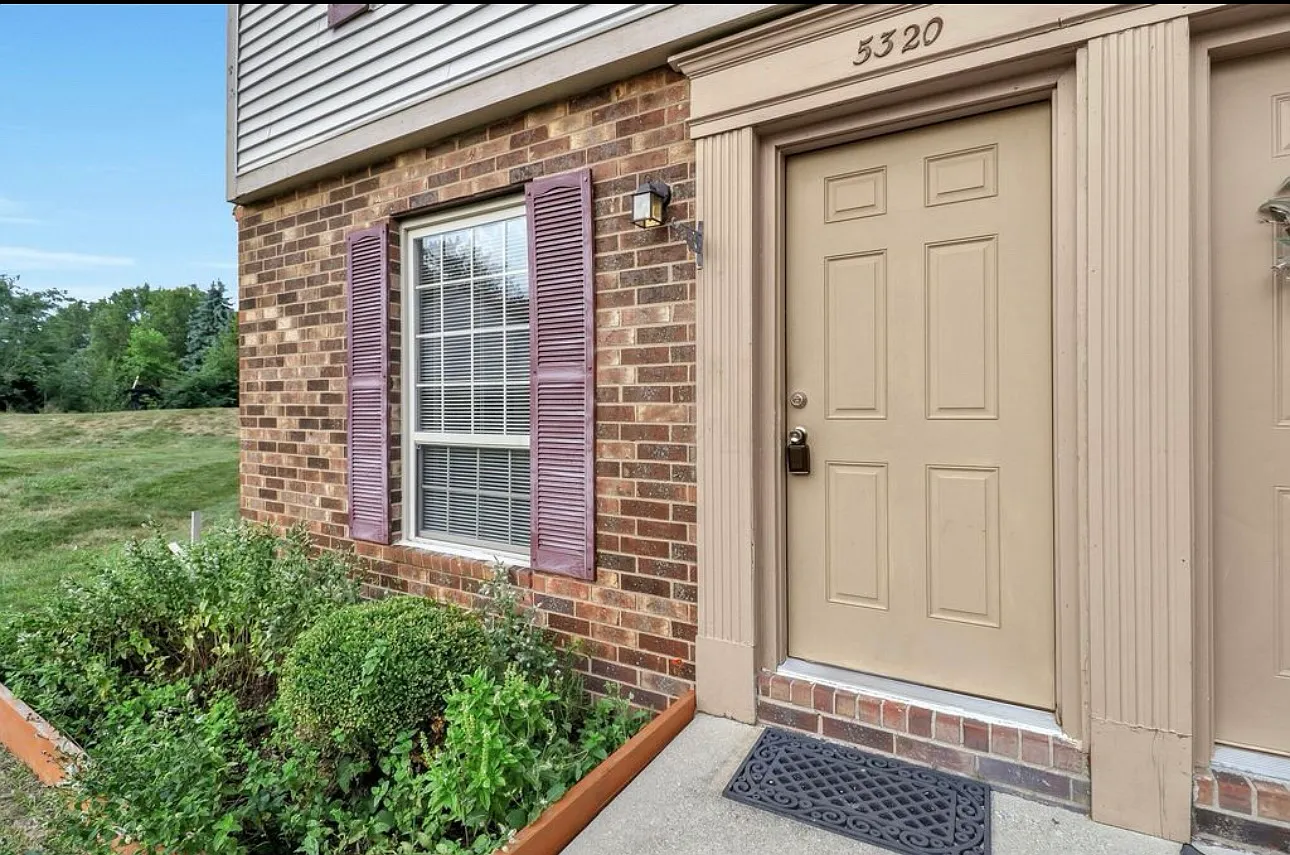 2 bed, 1.5 bath, 1249 sqft, $1,500 — Photo 2