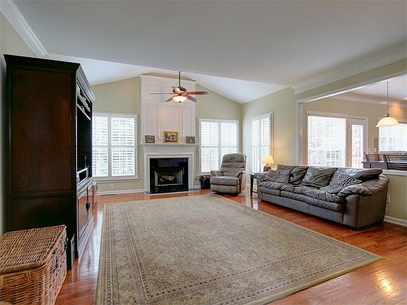 4th image of 125 Susobell Pl
