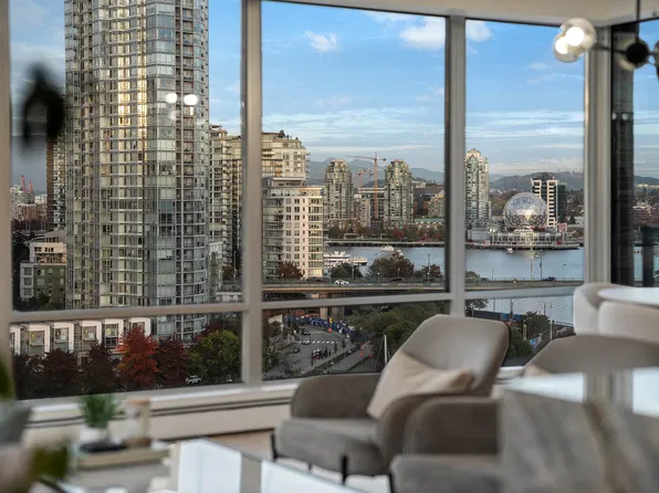 1228 Marinaside Cres #1706, Vancouver, BC V6Z 2W4