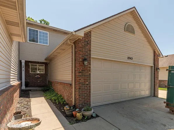 2742 N Moonglow Ct, Hartland, MI 48353