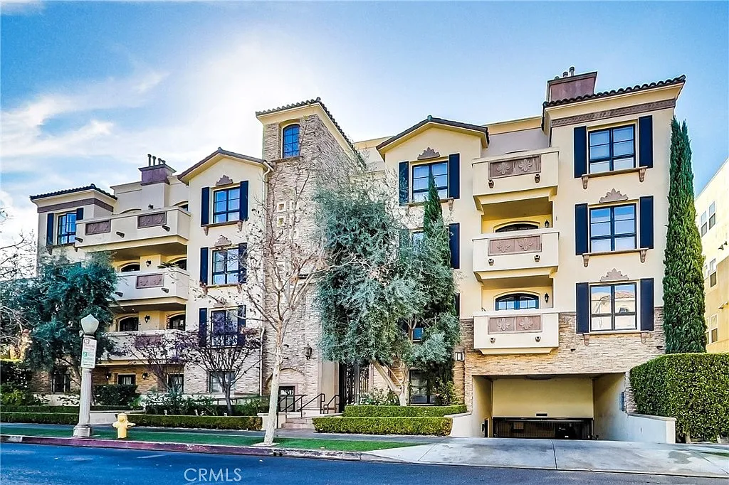 3 bed, 2.5 bath, 1695 sqft, $5,000 — Photo 1