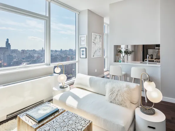 507 West 28th Street image 3 of 10