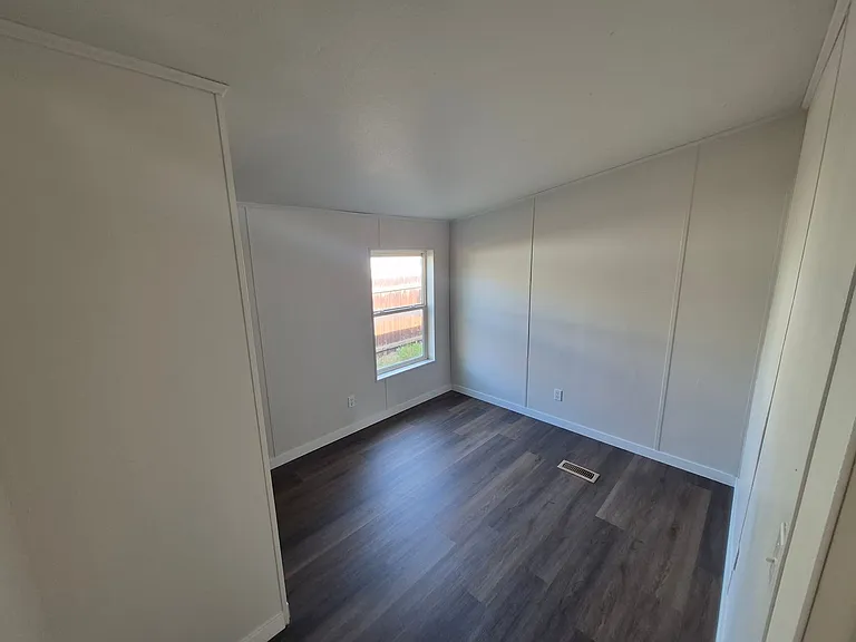 341-343 NW Hemlock Ct — Photo 15