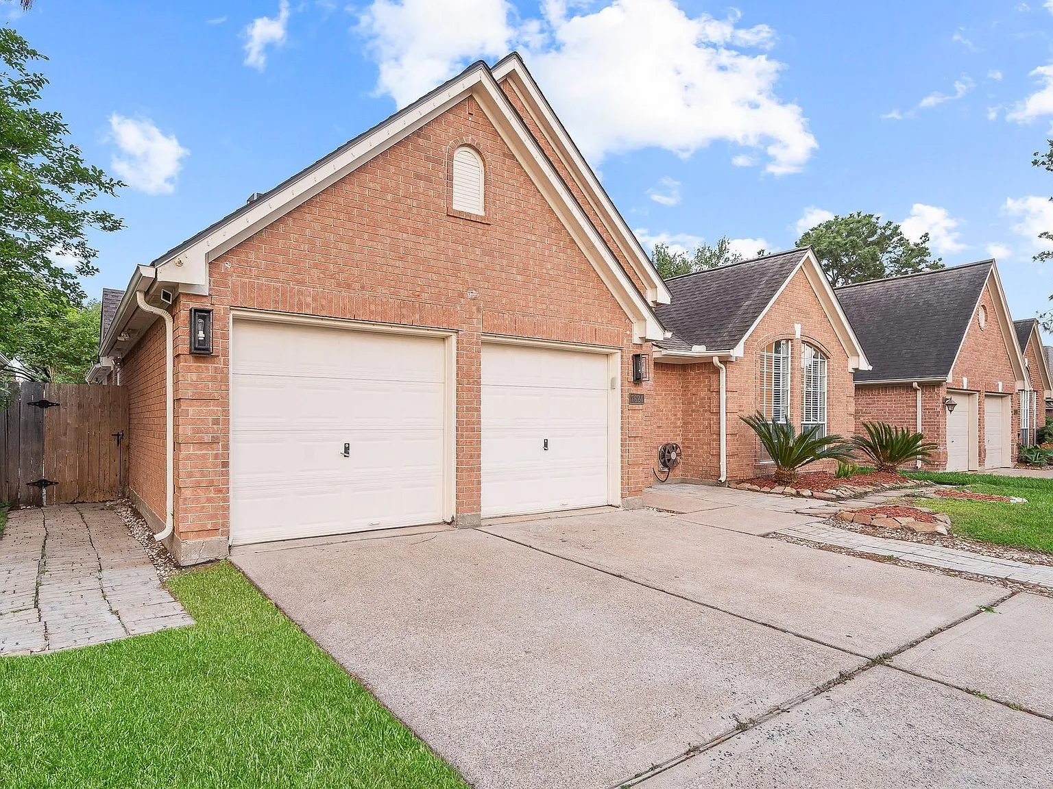 4 bed, 2.0 bath, 2055 sqft, $2,700 — Photo 2